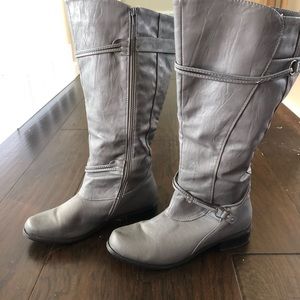 Journee Collection Tall Gray Books Size 10 NEW